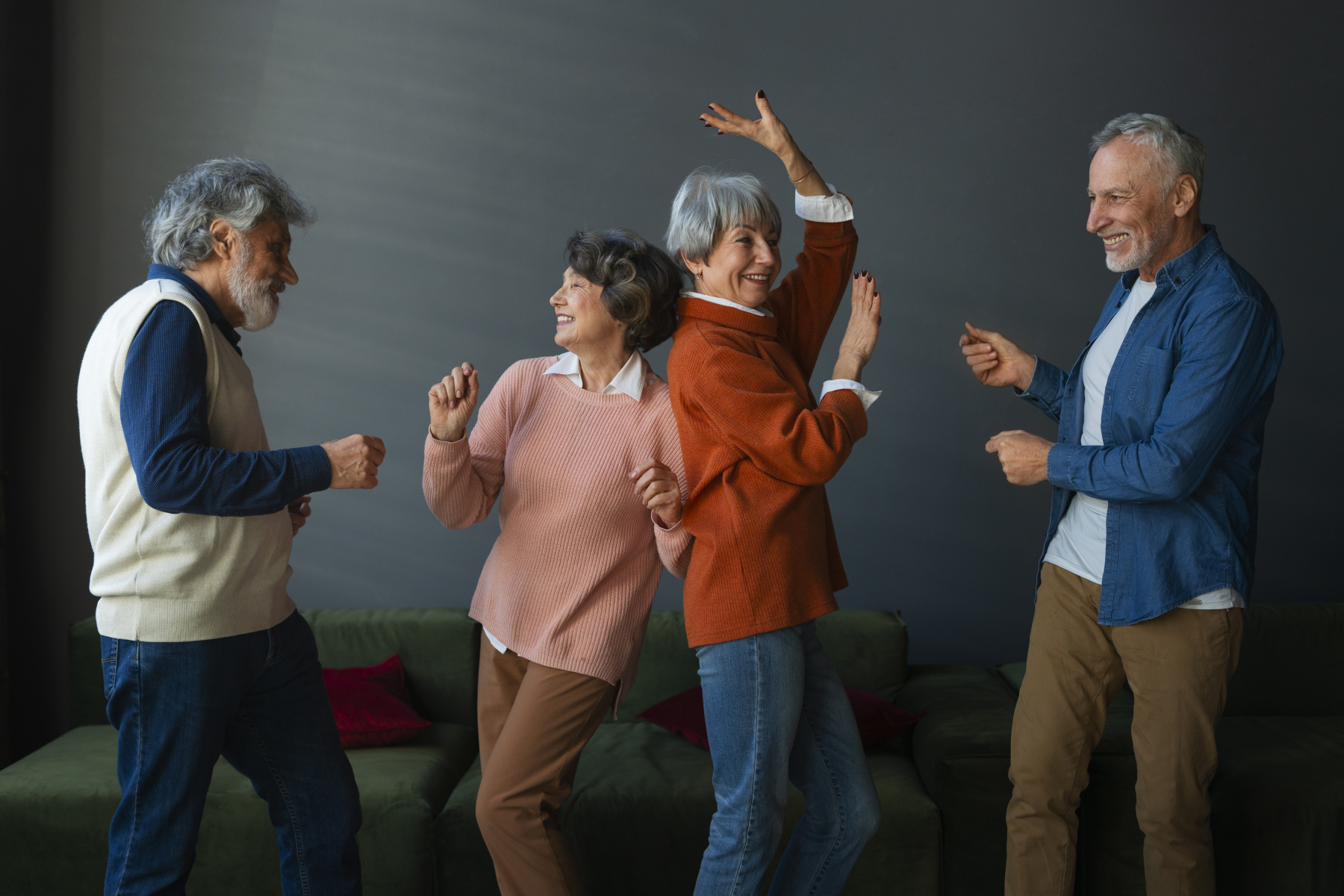 Stariji ljudi plešu
